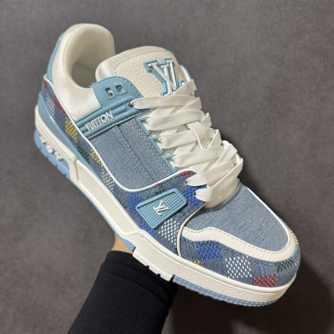 图片[3]-【性价比礼盒版】Louis Vuitton LV Trainer系列高奢运动鞋潮人必备单品 同步ZP官网空胶工艺 挂饰均镶嵌NFC芯片感应装置 正确胶片断点式设计 中底正确还原原版油印字母比例 1：1原楦格板、楦头、刀磨全新升级！ 独家订制顶级压纹麂皮 原版开模TPU大底 质感原版一致 垫脚聚米微料加透气英伦网布 细节完美呈现！ 尺码：35-47-选品中心
