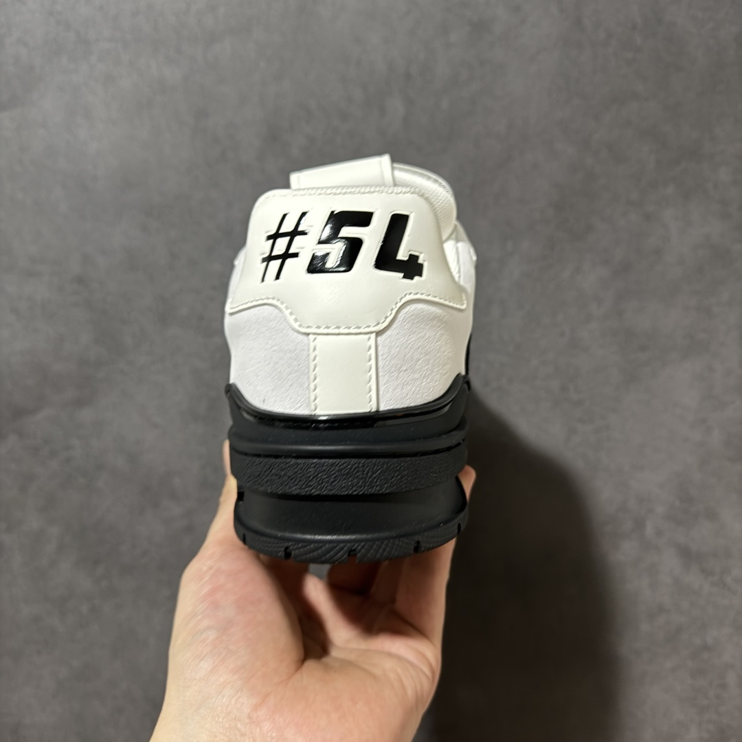 图片[4]-【性价比礼盒版】Louis Vuitton LV Trainer系列高奢运动鞋潮人必备单品 同步ZP官网空胶工艺 挂饰均镶嵌NFC芯片感应装置 正确胶片断点式设计 中底正确还原原版油印字母比例 1：1原楦格板、楦头、刀磨全新升级！ 独家订制顶级压纹麂皮 原版开模TPU大底 质感原版一致 垫脚聚米微料加透气英伦网布 细节完美呈现！ 尺码：35-47-选品中心