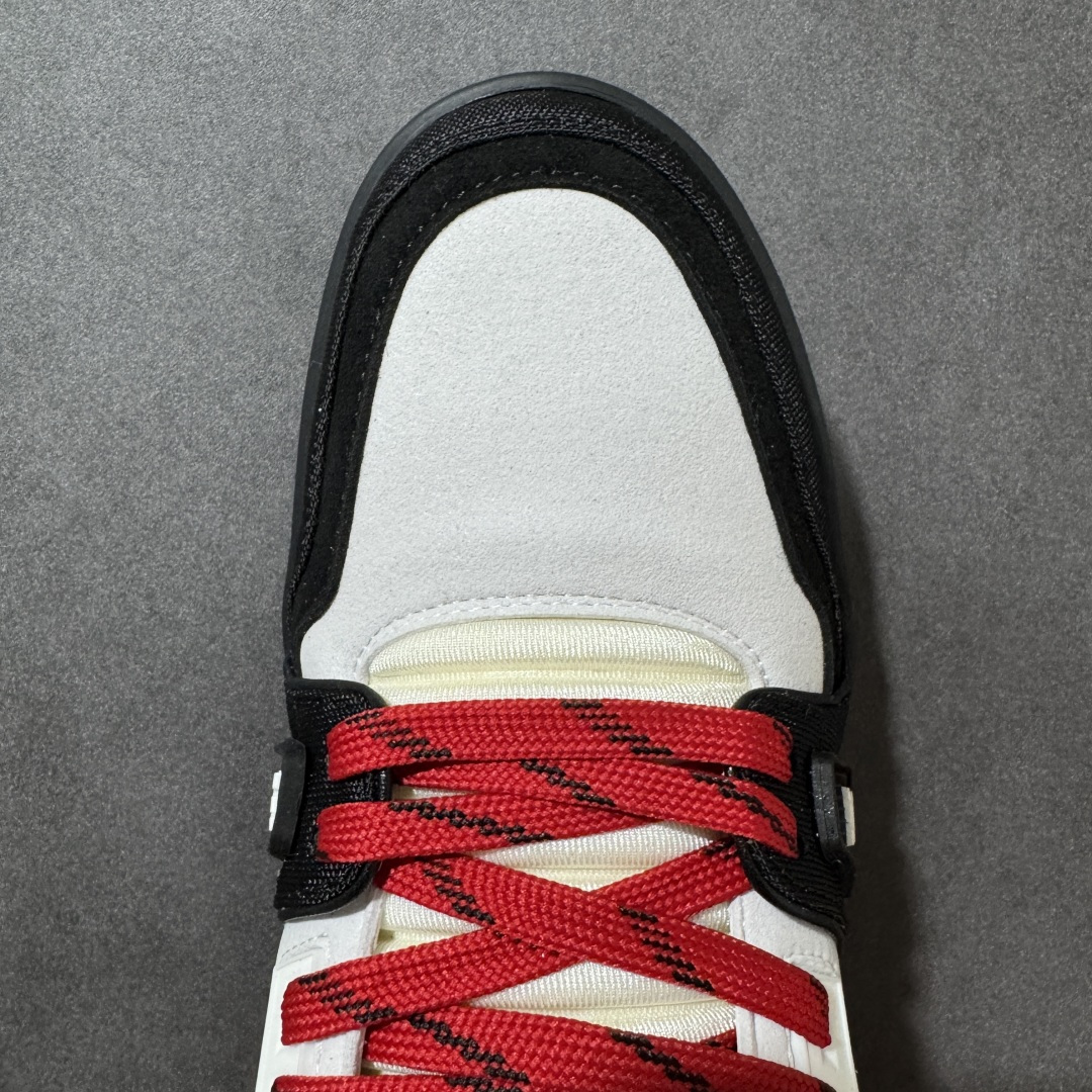 图片[8]-【性价比礼盒版】Louis Vuitton LV Trainer系列高奢运动鞋潮人必备单品 同步ZP官网空胶工艺 挂饰均镶嵌NFC芯片感应装置 正确胶片断点式设计 中底正确还原原版油印字母比例 1：1原楦格板、楦头、刀磨全新升级！ 独家订制顶级压纹麂皮 原版开模TPU大底 质感原版一致 垫脚聚米微料加透气英伦网布 细节完美呈现！ 尺码：35-47-选品中心