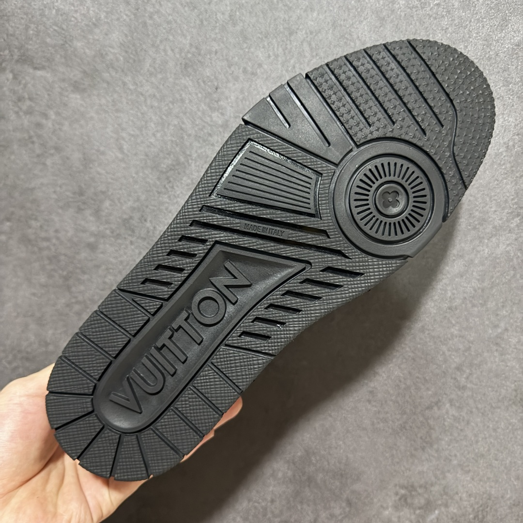 图片[9]-【性价比礼盒版】Louis Vuitton LV Trainer系列高奢运动鞋潮人必备单品 同步ZP官网空胶工艺 挂饰均镶嵌NFC芯片感应装置 正确胶片断点式设计 中底正确还原原版油印字母比例 1：1原楦格板、楦头、刀磨全新升级！ 独家订制顶级压纹麂皮 原版开模TPU大底 质感原版一致 垫脚聚米微料加透气英伦网布 细节完美呈现！ 尺码：35-47-选品中心