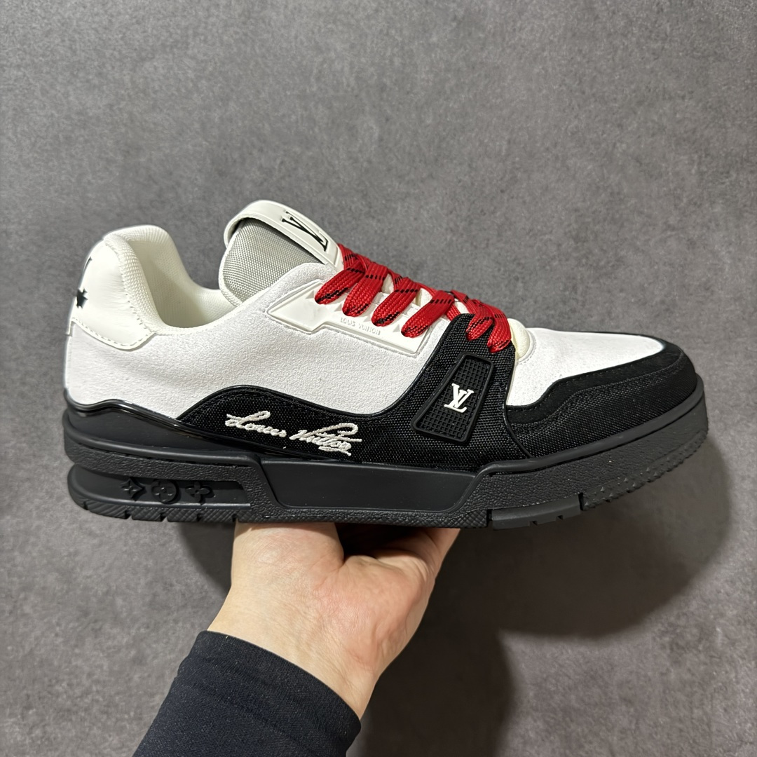 【性价比礼盒版】Louis Vuitton LV Trainer系列高奢运动鞋潮人必备单品 同步ZP官网空胶工艺 挂饰均镶嵌NFC芯片感应装置 正确胶片断点式设计 中底正确还原原版油印字母比例 1：1原楦格板、楦头、刀磨全新升级！ 独家订制顶级压纹麂皮 原版开模TPU大底 质感原版一致 垫脚聚米微料加透气英伦网布 细节完美呈现！ 尺码：35-47-选品中心