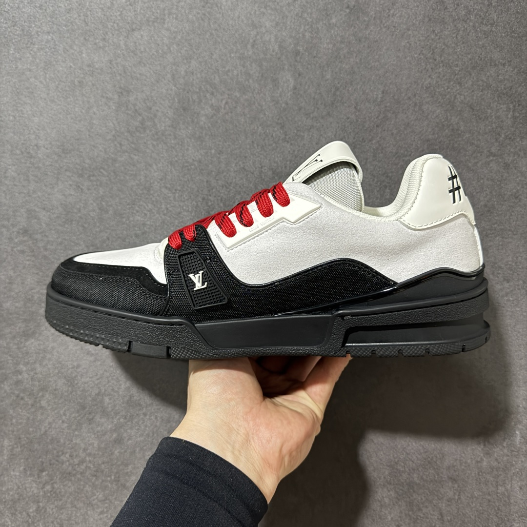 图片[2]-【性价比礼盒版】Louis Vuitton LV Trainer系列高奢运动鞋潮人必备单品 同步ZP官网空胶工艺 挂饰均镶嵌NFC芯片感应装置 正确胶片断点式设计 中底正确还原原版油印字母比例 1：1原楦格板、楦头、刀磨全新升级！ 独家订制顶级压纹麂皮 原版开模TPU大底 质感原版一致 垫脚聚米微料加透气英伦网布 细节完美呈现！ 尺码：35-47-选品中心