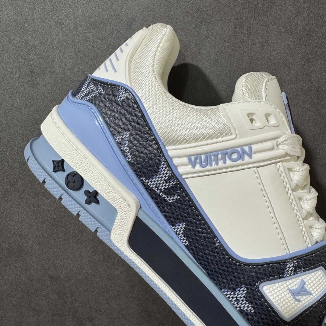 图片[6]-【性价比礼盒版】Louis Vuitton LV Trainer系列高奢运动鞋潮人必备单品 同步ZP官网空胶工艺 挂饰均镶嵌NFC芯片感应装置 正确胶片断点式设计 中底正确还原原版油印字母比例 1：1原楦格板、楦头、刀磨全新升级！ 独家订制顶级压纹麂皮 原版开模TPU大底 质感原版一致 垫脚聚米微料加透气英伦网布 细节完美呈现！ 尺码：35-47-选品中心