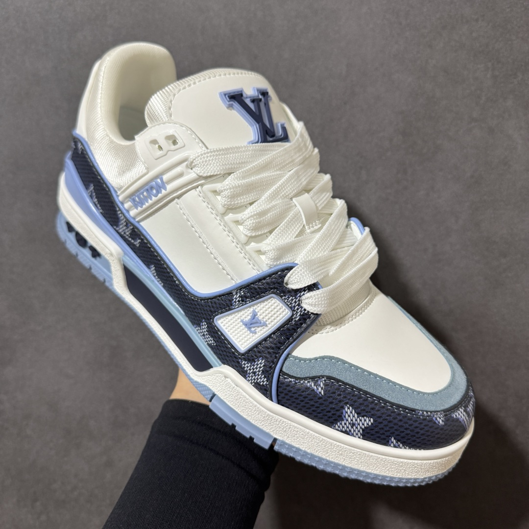 图片[3]-【性价比礼盒版】Louis Vuitton LV Trainer系列高奢运动鞋潮人必备单品 同步ZP官网空胶工艺 挂饰均镶嵌NFC芯片感应装置 正确胶片断点式设计 中底正确还原原版油印字母比例 1：1原楦格板、楦头、刀磨全新升级！ 独家订制顶级压纹麂皮 原版开模TPU大底 质感原版一致 垫脚聚米微料加透气英伦网布 细节完美呈现！ 尺码：35-47-选品中心