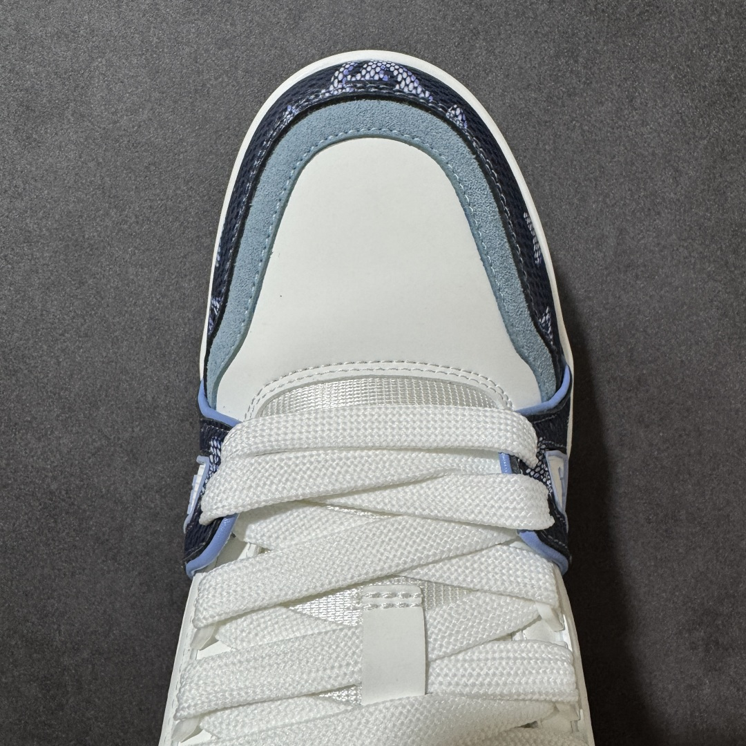 图片[8]-【性价比礼盒版】Louis Vuitton LV Trainer系列高奢运动鞋潮人必备单品 同步ZP官网空胶工艺 挂饰均镶嵌NFC芯片感应装置 正确胶片断点式设计 中底正确还原原版油印字母比例 1：1原楦格板、楦头、刀磨全新升级！ 独家订制顶级压纹麂皮 原版开模TPU大底 质感原版一致 垫脚聚米微料加透气英伦网布 细节完美呈现！ 尺码：35-47-选品中心