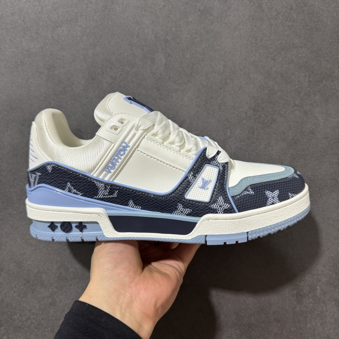 【性价比礼盒版】Louis Vuitton LV Trainer系列高奢运动鞋潮人必备单品 同步ZP官网空胶工艺 挂饰均镶嵌NFC芯片感应装置 正确胶片断点式设计 中底正确还原原版油印字母比例 1：1原楦格板、楦头、刀磨全新升级！ 独家订制顶级压纹麂皮 原版开模TPU大底 质感原版一致 垫脚聚米微料加透气英伦网布 细节完美呈现！ 尺码：35-47-选品中心