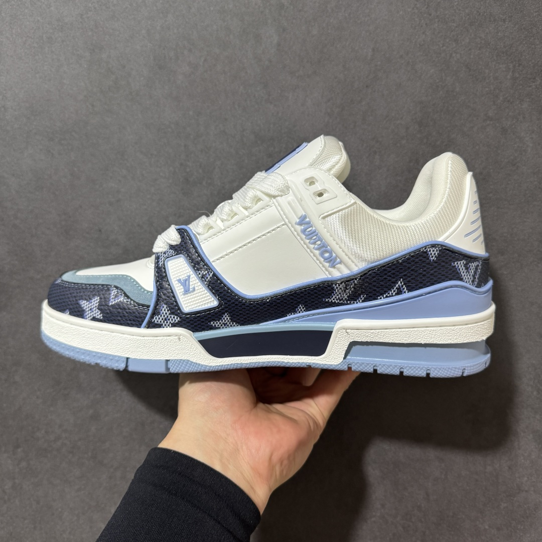 图片[2]-【性价比礼盒版】Louis Vuitton LV Trainer系列高奢运动鞋潮人必备单品 同步ZP官网空胶工艺 挂饰均镶嵌NFC芯片感应装置 正确胶片断点式设计 中底正确还原原版油印字母比例 1：1原楦格板、楦头、刀磨全新升级！ 独家订制顶级压纹麂皮 原版开模TPU大底 质感原版一致 垫脚聚米微料加透气英伦网布 细节完美呈现！ 尺码：35-47-选品中心