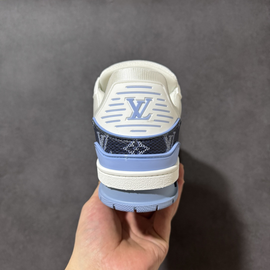 图片[4]-【性价比礼盒版】Louis Vuitton LV Trainer系列高奢运动鞋潮人必备单品 同步ZP官网空胶工艺 挂饰均镶嵌NFC芯片感应装置 正确胶片断点式设计 中底正确还原原版油印字母比例 1：1原楦格板、楦头、刀磨全新升级！ 独家订制顶级压纹麂皮 原版开模TPU大底 质感原版一致 垫脚聚米微料加透气英伦网布 细节完美呈现！ 尺码：35-47-选品中心