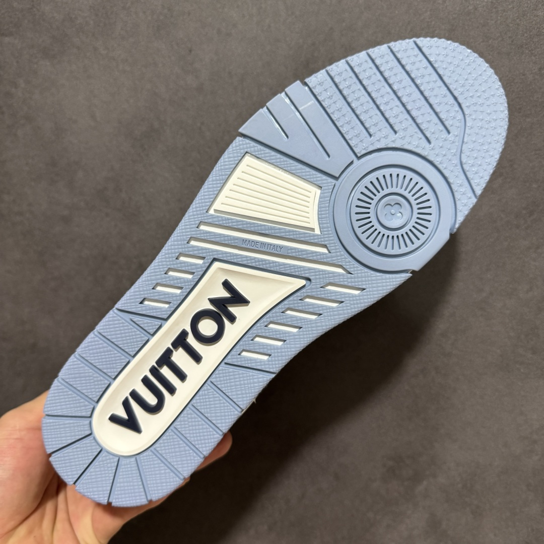 图片[9]-【性价比礼盒版】Louis Vuitton LV Trainer系列高奢运动鞋潮人必备单品 同步ZP官网空胶工艺 挂饰均镶嵌NFC芯片感应装置 正确胶片断点式设计 中底正确还原原版油印字母比例 1：1原楦格板、楦头、刀磨全新升级！ 独家订制顶级压纹麂皮 原版开模TPU大底 质感原版一致 垫脚聚米微料加透气英伦网布 细节完美呈现！ 尺码：35-47-选品中心