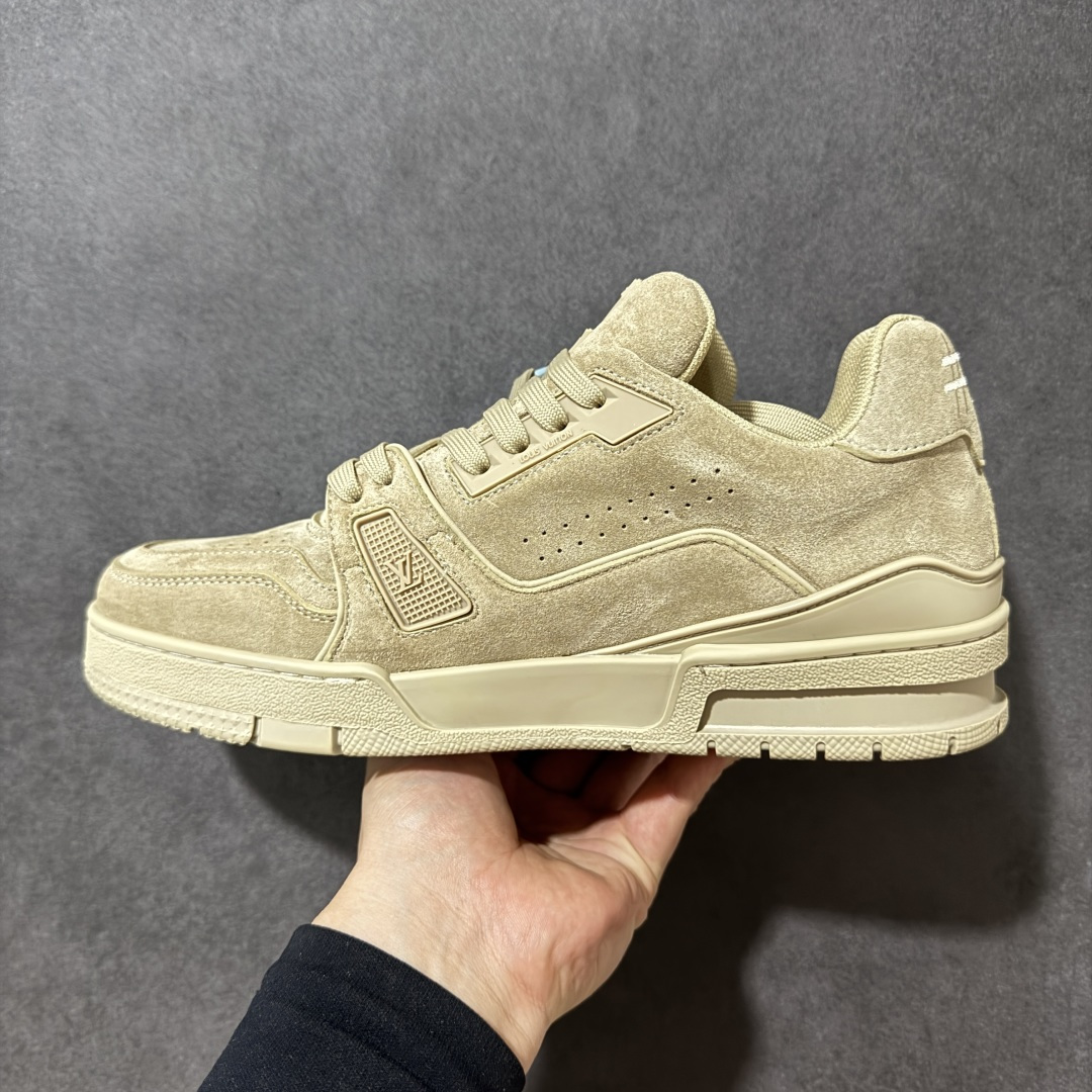 图片[2]-【性价比礼盒版】Louis Vuitton LV Trainer系列高奢运动鞋潮人必备单品 同步ZP官网空胶工艺 挂饰均镶嵌NFC芯片感应装置 正确胶片断点式设计 中底正确还原原版油印字母比例 1：1原楦格板、楦头、刀磨全新升级！ 独家订制顶级压纹麂皮 原版开模TPU大底 质感原版一致 垫脚聚米微料加透气英伦网布 细节完美呈现！ 尺码：35-47-选品中心