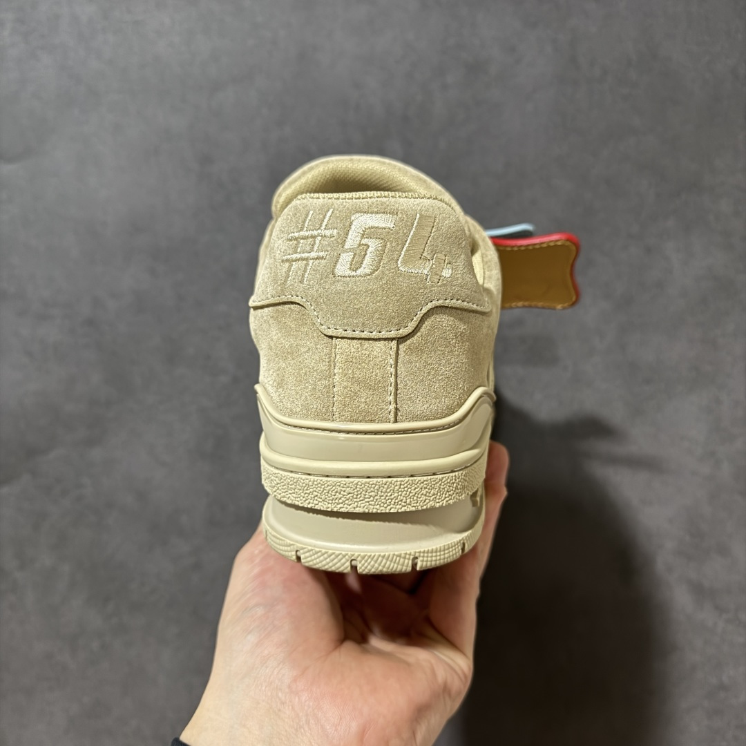 图片[4]-【性价比礼盒版】Louis Vuitton LV Trainer系列高奢运动鞋潮人必备单品 同步ZP官网空胶工艺 挂饰均镶嵌NFC芯片感应装置 正确胶片断点式设计 中底正确还原原版油印字母比例 1：1原楦格板、楦头、刀磨全新升级！ 独家订制顶级压纹麂皮 原版开模TPU大底 质感原版一致 垫脚聚米微料加透气英伦网布 细节完美呈现！ 尺码：35-47-选品中心