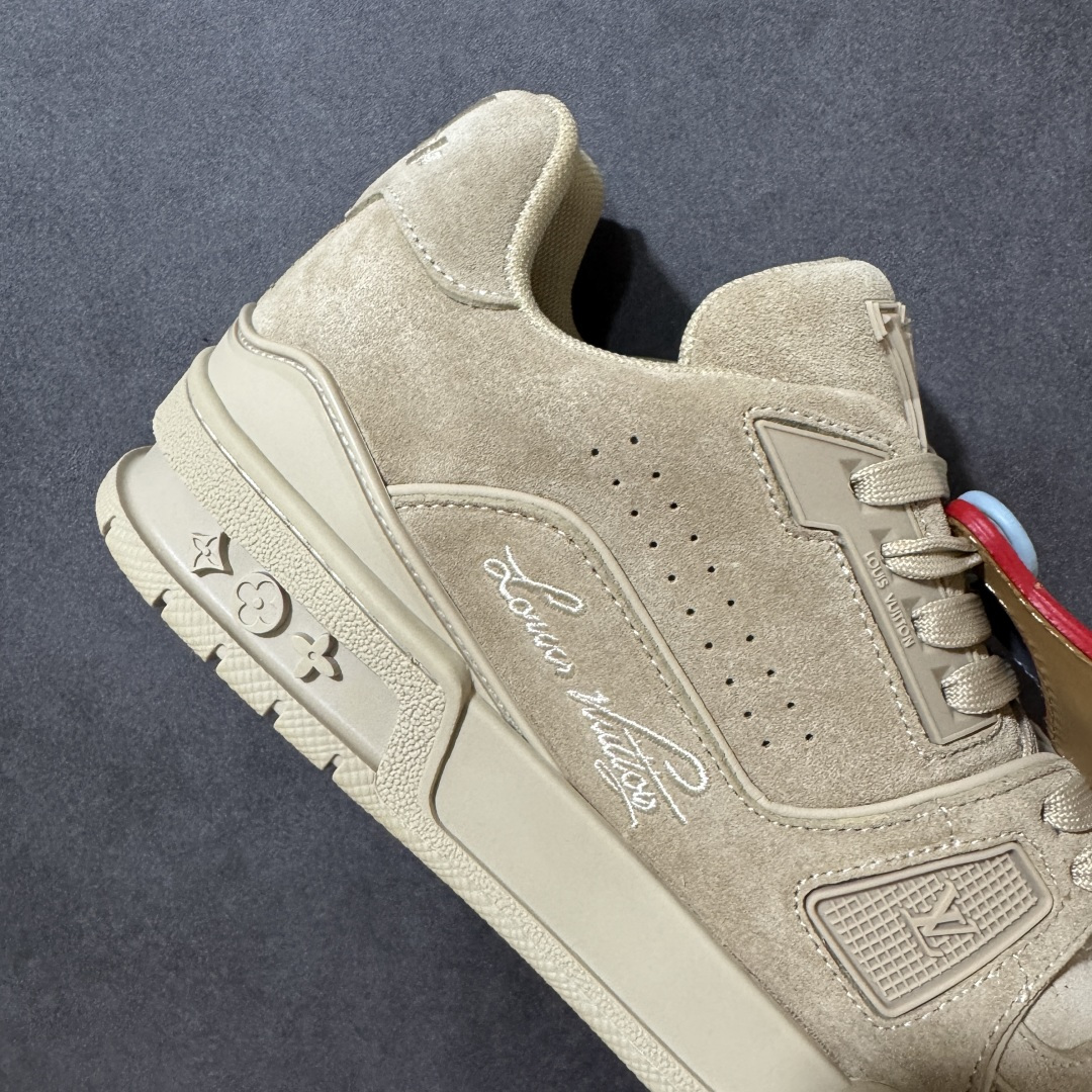图片[6]-【性价比礼盒版】Louis Vuitton LV Trainer系列高奢运动鞋潮人必备单品 同步ZP官网空胶工艺 挂饰均镶嵌NFC芯片感应装置 正确胶片断点式设计 中底正确还原原版油印字母比例 1：1原楦格板、楦头、刀磨全新升级！ 独家订制顶级压纹麂皮 原版开模TPU大底 质感原版一致 垫脚聚米微料加透气英伦网布 细节完美呈现！ 尺码：35-47-选品中心