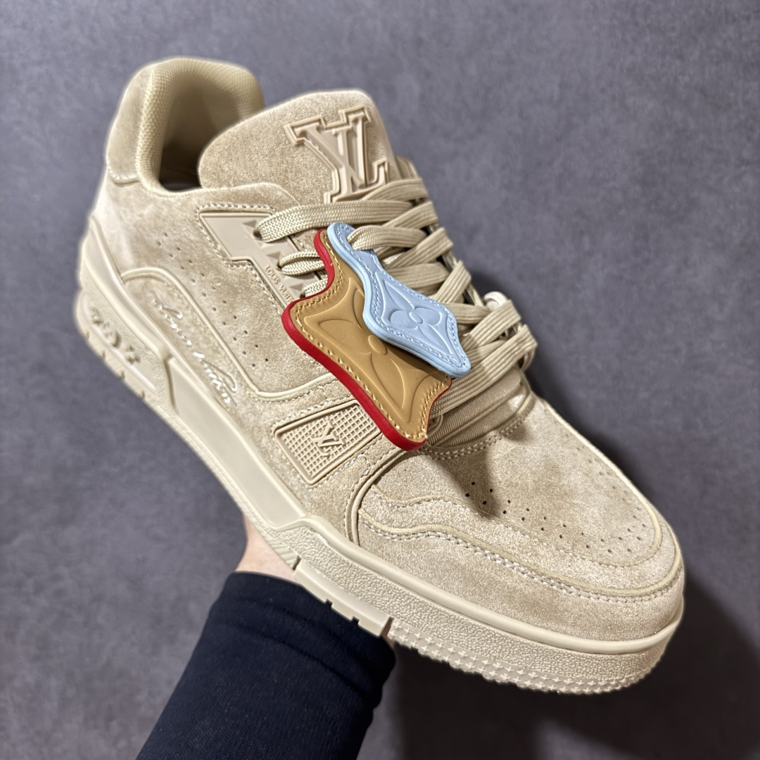 图片[3]-【性价比礼盒版】Louis Vuitton LV Trainer系列高奢运动鞋潮人必备单品 同步ZP官网空胶工艺 挂饰均镶嵌NFC芯片感应装置 正确胶片断点式设计 中底正确还原原版油印字母比例 1：1原楦格板、楦头、刀磨全新升级！ 独家订制顶级压纹麂皮 原版开模TPU大底 质感原版一致 垫脚聚米微料加透气英伦网布 细节完美呈现！ 尺码：35-47-选品中心