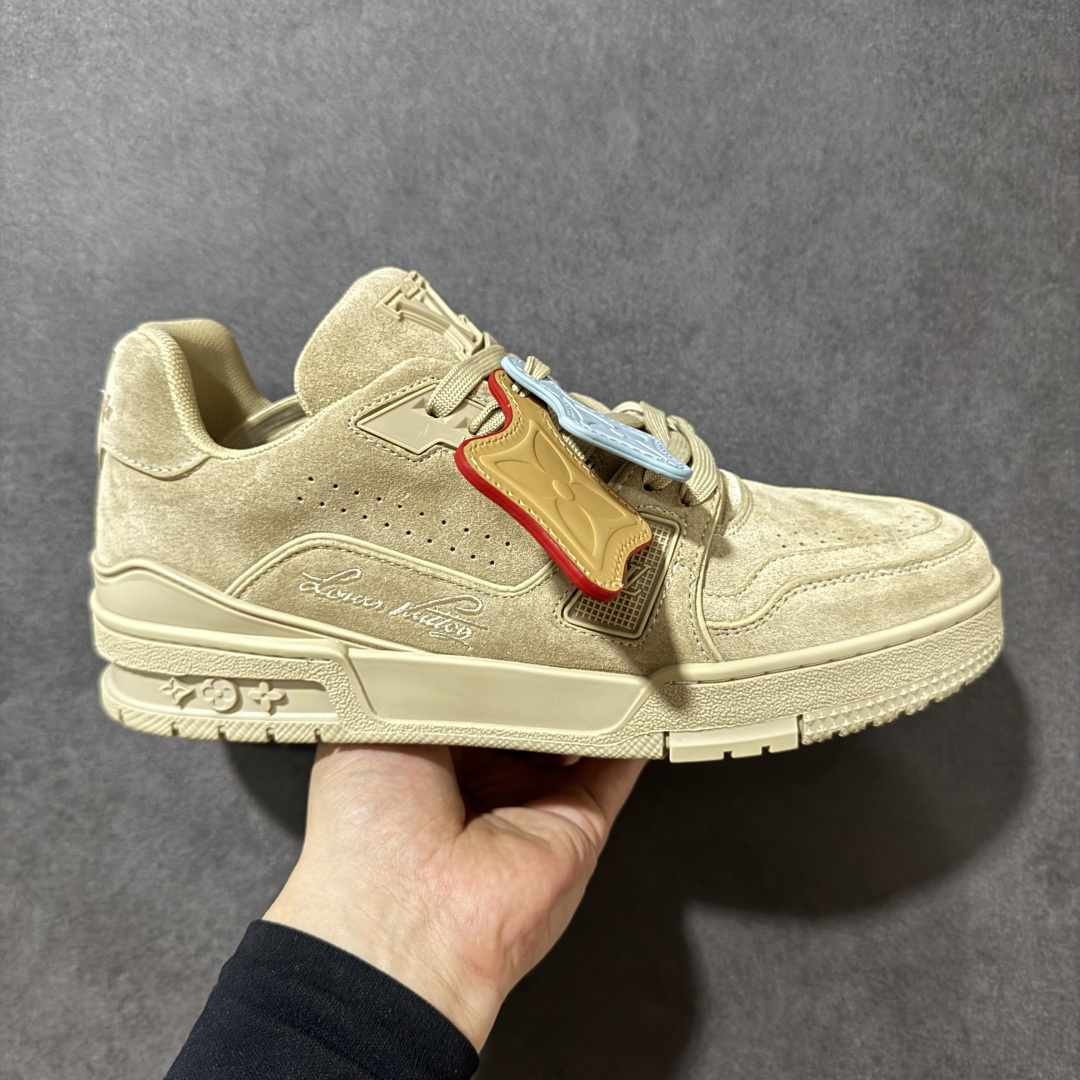 【性价比礼盒版】Louis Vuitton LV Trainer系列高奢运动鞋潮人必备单品 同步ZP官网空胶工艺 挂饰均镶嵌NFC芯片感应装置 正确胶片断点式设计 中底正确还原原版油印字母比例 1：1原楦格板、楦头、刀磨全新升级！ 独家订制顶级压纹麂皮 原版开模TPU大底 质感原版一致 垫脚聚米微料加透气英伦网布 细节完美呈现！ 尺码：35-47-选品中心