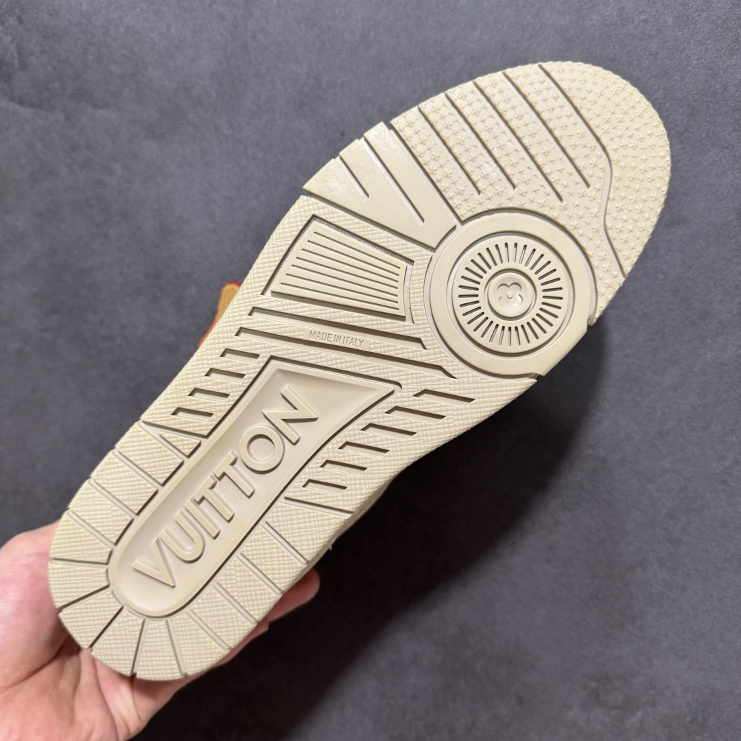 图片[9]-【性价比礼盒版】Louis Vuitton LV Trainer系列高奢运动鞋潮人必备单品 同步ZP官网空胶工艺 挂饰均镶嵌NFC芯片感应装置 正确胶片断点式设计 中底正确还原原版油印字母比例 1：1原楦格板、楦头、刀磨全新升级！ 独家订制顶级压纹麂皮 原版开模TPU大底 质感原版一致 垫脚聚米微料加透气英伦网布 细节完美呈现！ 尺码：35-47-选品中心