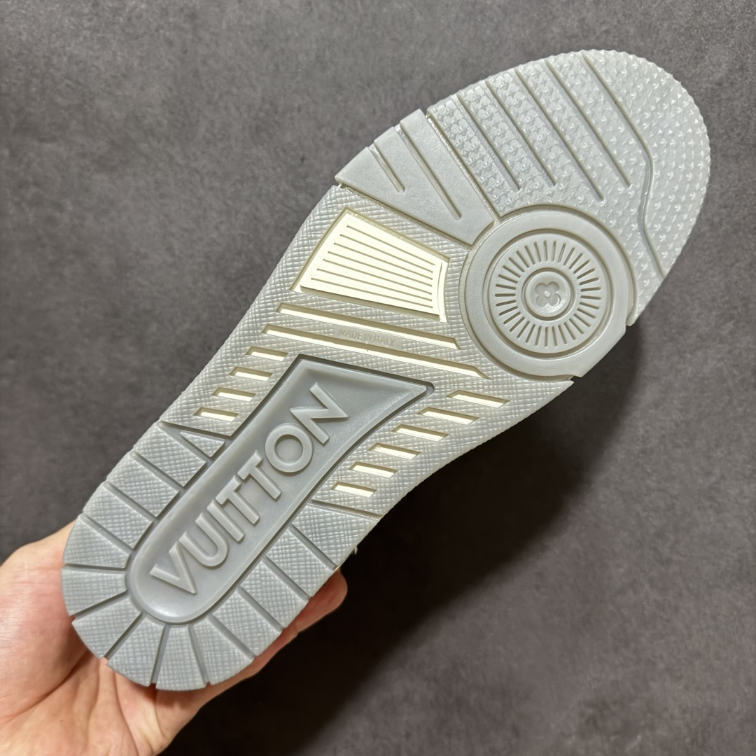 图片[9]-【性价比礼盒版】Louis Vuitton LV Trainer系列高奢运动鞋潮人必备单品 同步ZP官网空胶工艺 挂饰均镶嵌NFC芯片感应装置 正确胶片断点式设计 中底正确还原原版油印字母比例 1：1原楦格板、楦头、刀磨全新升级！ 独家订制顶级压纹麂皮 原版开模TPU大底 质感原版一致 垫脚聚米微料加透气英伦网布 细节完美呈现！ 尺码：35-47-选品中心