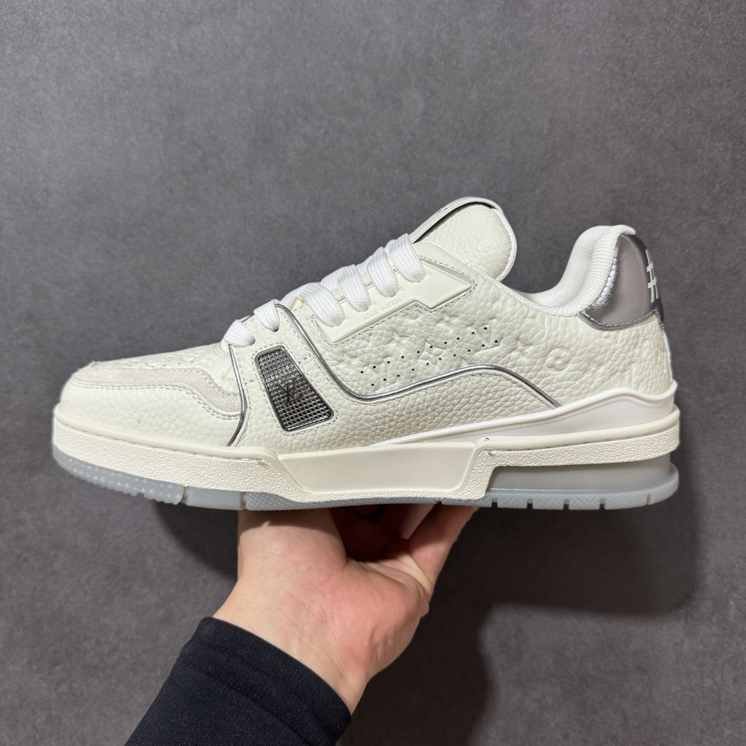 图片[2]-【性价比礼盒版】Louis Vuitton LV Trainer系列高奢运动鞋潮人必备单品 同步ZP官网空胶工艺 挂饰均镶嵌NFC芯片感应装置 正确胶片断点式设计 中底正确还原原版油印字母比例 1：1原楦格板、楦头、刀磨全新升级！ 独家订制顶级压纹麂皮 原版开模TPU大底 质感原版一致 垫脚聚米微料加透气英伦网布 细节完美呈现！ 尺码：35-47-选品中心