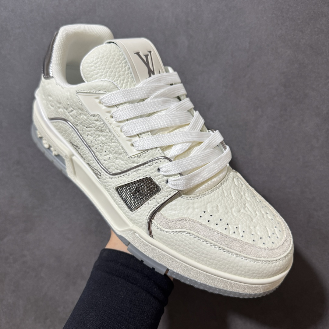 图片[3]-【性价比礼盒版】Louis Vuitton LV Trainer系列高奢运动鞋潮人必备单品 同步ZP官网空胶工艺 挂饰均镶嵌NFC芯片感应装置 正确胶片断点式设计 中底正确还原原版油印字母比例 1：1原楦格板、楦头、刀磨全新升级！ 独家订制顶级压纹麂皮 原版开模TPU大底 质感原版一致 垫脚聚米微料加透气英伦网布 细节完美呈现！ 尺码：35-47-选品中心