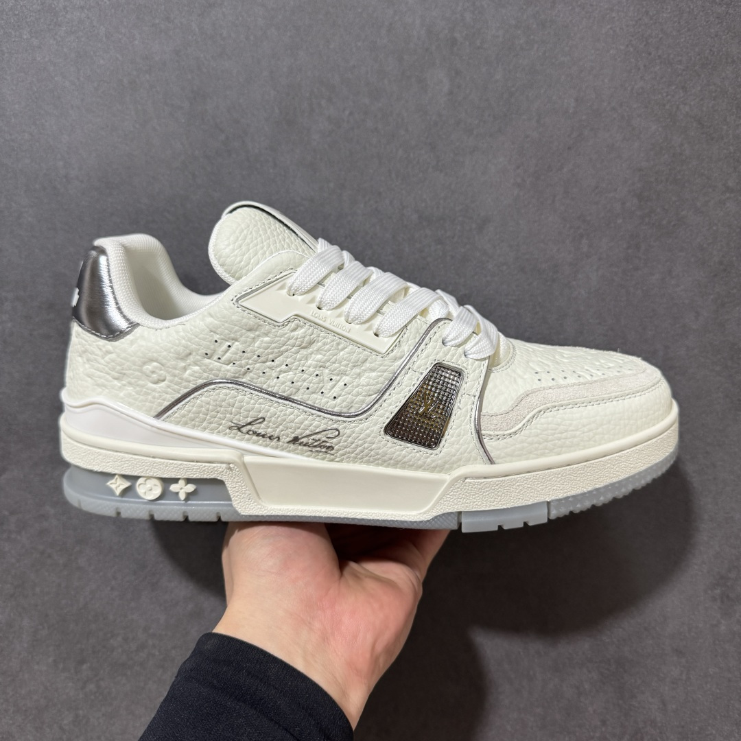 【性价比礼盒版】Louis Vuitton LV Trainer系列高奢运动鞋潮人必备单品 同步ZP官网空胶工艺 挂饰均镶嵌NFC芯片感应装置 正确胶片断点式设计 中底正确还原原版油印字母比例 1：1原楦格板、楦头、刀磨全新升级！ 独家订制顶级压纹麂皮 原版开模TPU大底 质感原版一致 垫脚聚米微料加透气英伦网布 细节完美呈现！ 尺码：35-47-选品中心