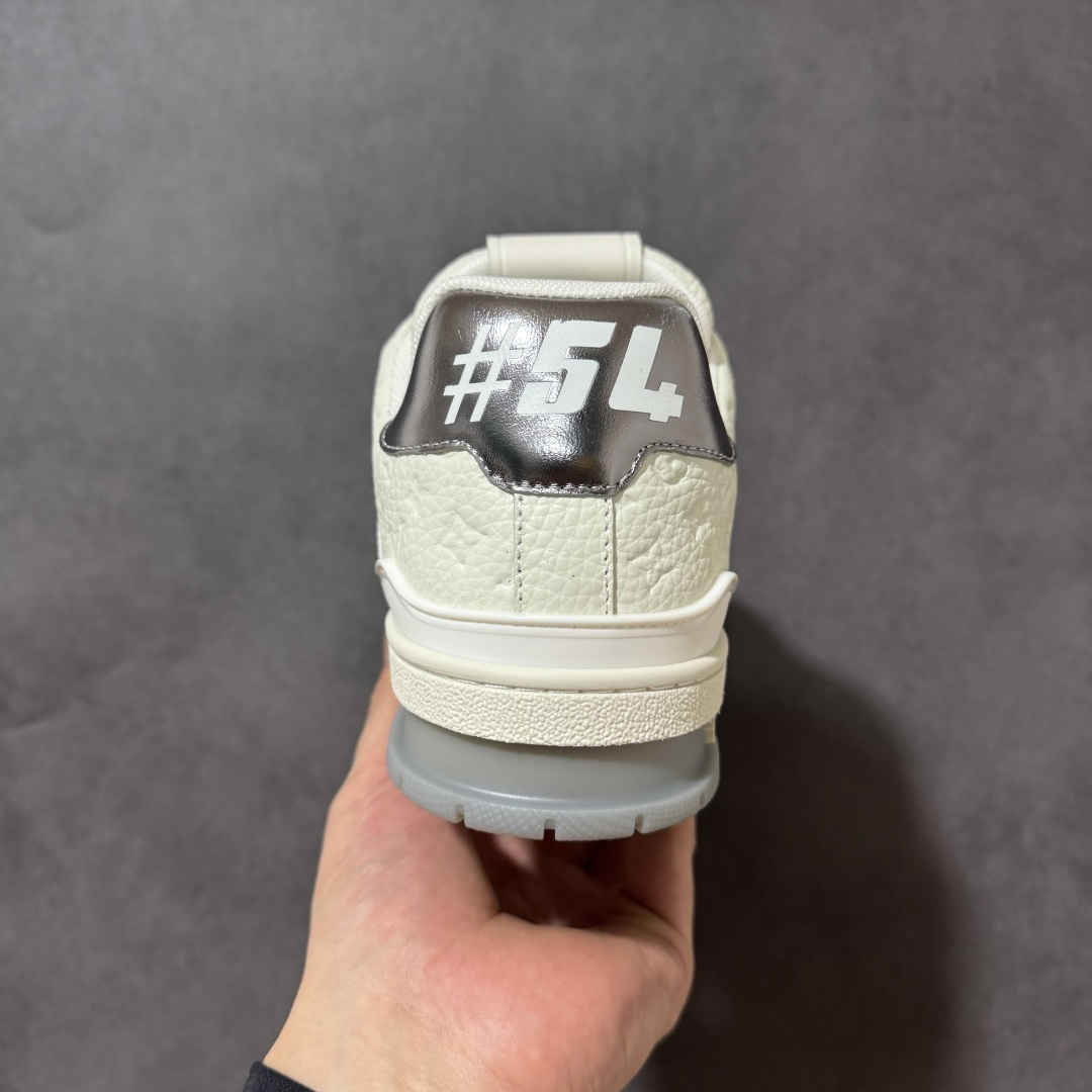 图片[4]-【性价比礼盒版】Louis Vuitton LV Trainer系列高奢运动鞋潮人必备单品 同步ZP官网空胶工艺 挂饰均镶嵌NFC芯片感应装置 正确胶片断点式设计 中底正确还原原版油印字母比例 1：1原楦格板、楦头、刀磨全新升级！ 独家订制顶级压纹麂皮 原版开模TPU大底 质感原版一致 垫脚聚米微料加透气英伦网布 细节完美呈现！ 尺码：35-47-选品中心