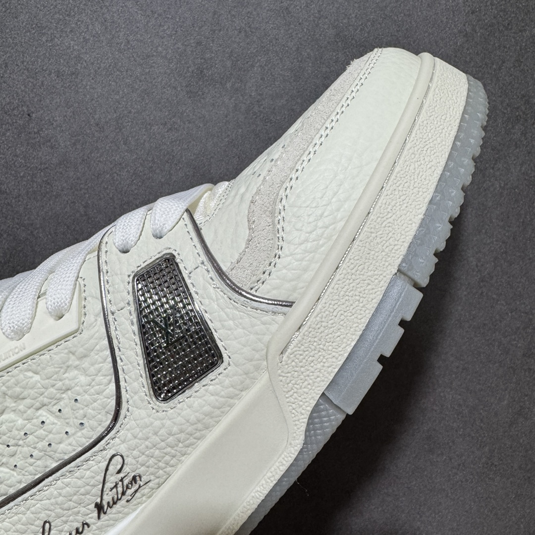 图片[5]-【性价比礼盒版】Louis Vuitton LV Trainer系列高奢运动鞋潮人必备单品 同步ZP官网空胶工艺 挂饰均镶嵌NFC芯片感应装置 正确胶片断点式设计 中底正确还原原版油印字母比例 1：1原楦格板、楦头、刀磨全新升级！ 独家订制顶级压纹麂皮 原版开模TPU大底 质感原版一致 垫脚聚米微料加透气英伦网布 细节完美呈现！ 尺码：35-47-选品中心
