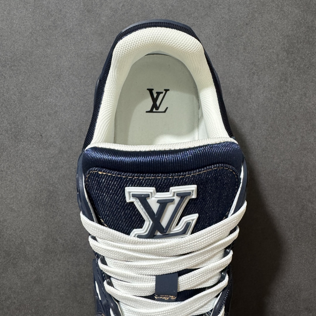 图片[7]-【性价比礼盒版】Louis Vuitton LV Trainer系列高奢运动鞋潮人必备单品 同步ZP官网空胶工艺 挂饰均镶嵌NFC芯片感应装置 正确胶片断点式设计 中底正确还原原版油印字母比例 1：1原楦格板、楦头、刀磨全新升级！ 独家订制顶级压纹麂皮 原版开模TPU大底 质感原版一致 垫脚聚米微料加透气英伦网布 细节完美呈现！ 尺码：35-47-选品中心