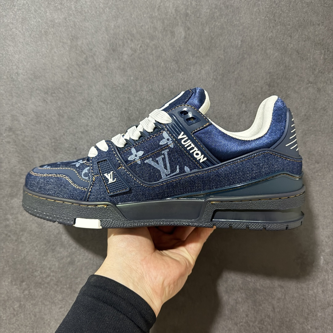 图片[2]-【性价比礼盒版】Louis Vuitton LV Trainer系列高奢运动鞋潮人必备单品 同步ZP官网空胶工艺 挂饰均镶嵌NFC芯片感应装置 正确胶片断点式设计 中底正确还原原版油印字母比例 1：1原楦格板、楦头、刀磨全新升级！ 独家订制顶级压纹麂皮 原版开模TPU大底 质感原版一致 垫脚聚米微料加透气英伦网布 细节完美呈现！ 尺码：35-47-选品中心