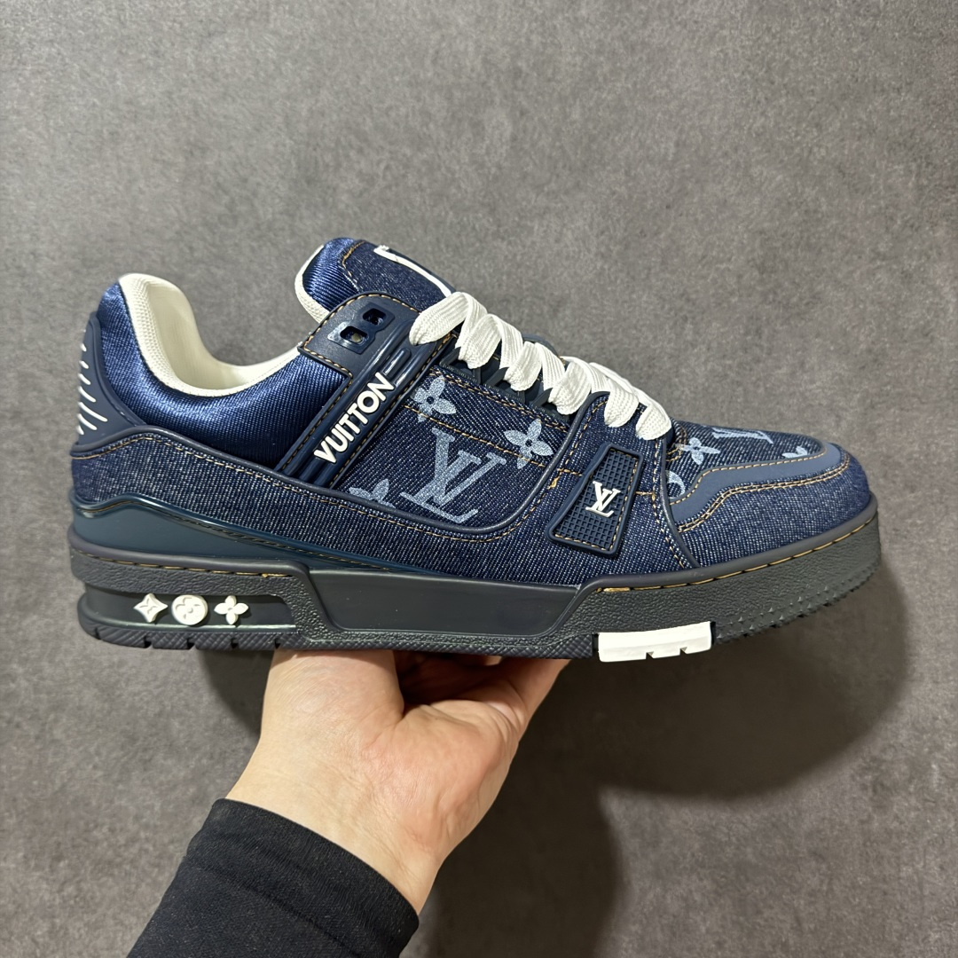 【性价比礼盒版】Louis Vuitton LV Trainer系列高奢运动鞋潮人必备单品 同步ZP官网空胶工艺 挂饰均镶嵌NFC芯片感应装置 正确胶片断点式设计 中底正确还原原版油印字母比例 1：1原楦格板、楦头、刀磨全新升级！ 独家订制顶级压纹麂皮 原版开模TPU大底 质感原版一致 垫脚聚米微料加透气英伦网布 细节完美呈现！ 尺码：35-47-选品中心