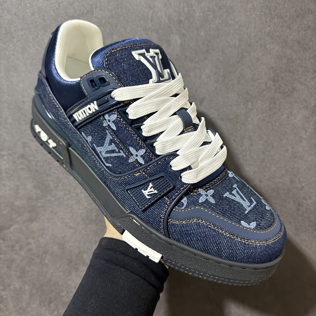 图片[3]-【性价比礼盒版】Louis Vuitton LV Trainer系列高奢运动鞋潮人必备单品 同步ZP官网空胶工艺 挂饰均镶嵌NFC芯片感应装置 正确胶片断点式设计 中底正确还原原版油印字母比例 1：1原楦格板、楦头、刀磨全新升级！ 独家订制顶级压纹麂皮 原版开模TPU大底 质感原版一致 垫脚聚米微料加透气英伦网布 细节完美呈现！ 尺码：35-47-选品中心