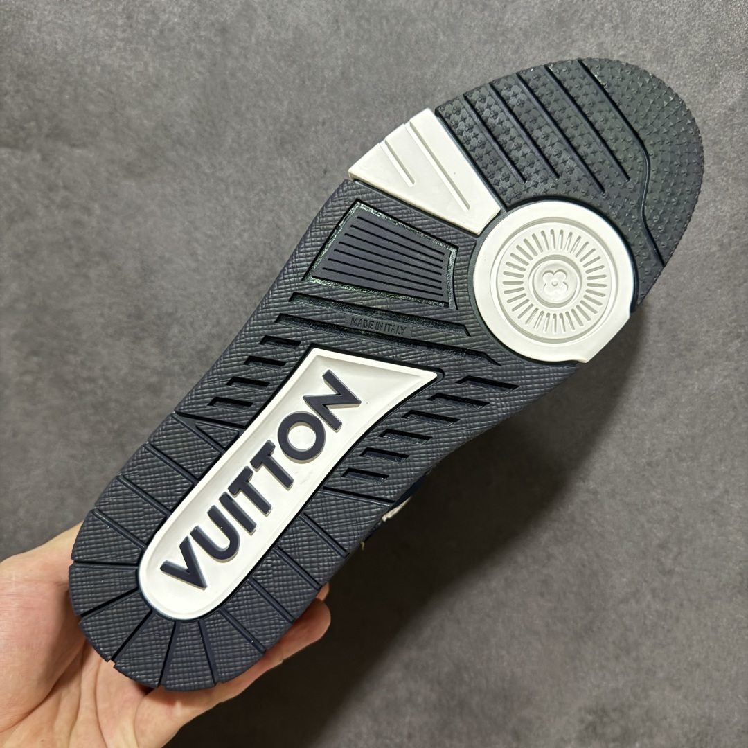 图片[9]-【性价比礼盒版】Louis Vuitton LV Trainer系列高奢运动鞋潮人必备单品 同步ZP官网空胶工艺 挂饰均镶嵌NFC芯片感应装置 正确胶片断点式设计 中底正确还原原版油印字母比例 1：1原楦格板、楦头、刀磨全新升级！ 独家订制顶级压纹麂皮 原版开模TPU大底 质感原版一致 垫脚聚米微料加透气英伦网布 细节完美呈现！ 尺码：35-47-选品中心