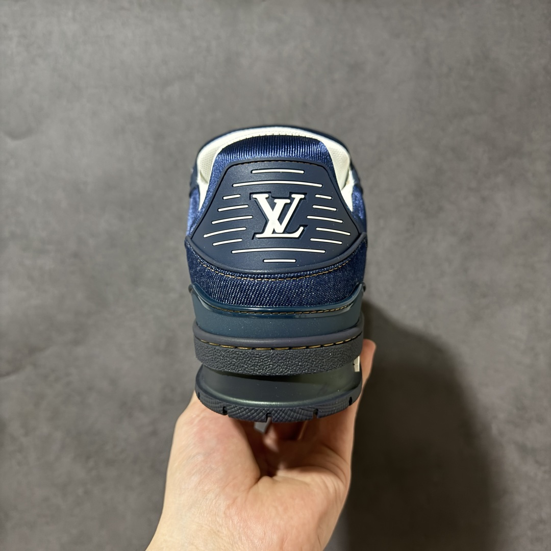 图片[4]-【性价比礼盒版】Louis Vuitton LV Trainer系列高奢运动鞋潮人必备单品 同步ZP官网空胶工艺 挂饰均镶嵌NFC芯片感应装置 正确胶片断点式设计 中底正确还原原版油印字母比例 1：1原楦格板、楦头、刀磨全新升级！ 独家订制顶级压纹麂皮 原版开模TPU大底 质感原版一致 垫脚聚米微料加透气英伦网布 细节完美呈现！ 尺码：35-47-选品中心