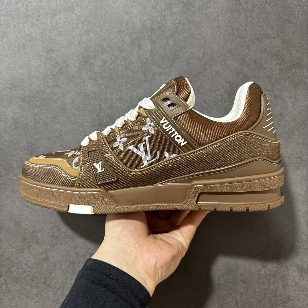 图片[2]-【性价比礼盒版】Louis Vuitton LV Trainer系列高奢运动鞋潮人必备单品 同步ZP官网空胶工艺 挂饰均镶嵌NFC芯片感应装置 正确胶片断点式设计 中底正确还原原版油印字母比例 1：1原楦格板、楦头、刀磨全新升级！ 独家订制顶级压纹麂皮 原版开模TPU大底 质感原版一致 垫脚聚米微料加透气英伦网布 细节完美呈现！ 尺码：35-47-选品中心