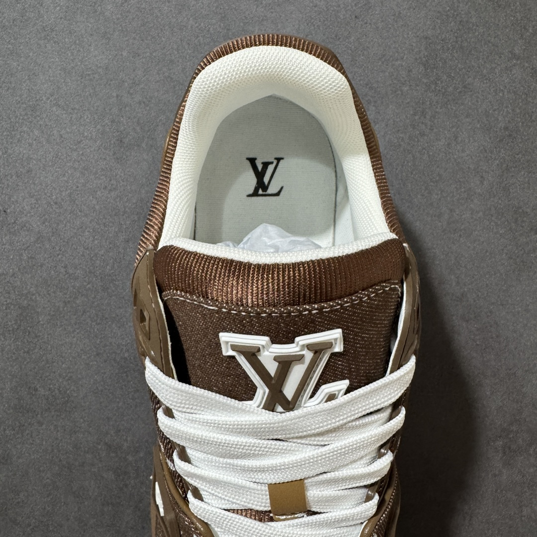 图片[7]-【性价比礼盒版】Louis Vuitton LV Trainer系列高奢运动鞋潮人必备单品 同步ZP官网空胶工艺 挂饰均镶嵌NFC芯片感应装置 正确胶片断点式设计 中底正确还原原版油印字母比例 1：1原楦格板、楦头、刀磨全新升级！ 独家订制顶级压纹麂皮 原版开模TPU大底 质感原版一致 垫脚聚米微料加透气英伦网布 细节完美呈现！ 尺码：35-47-选品中心
