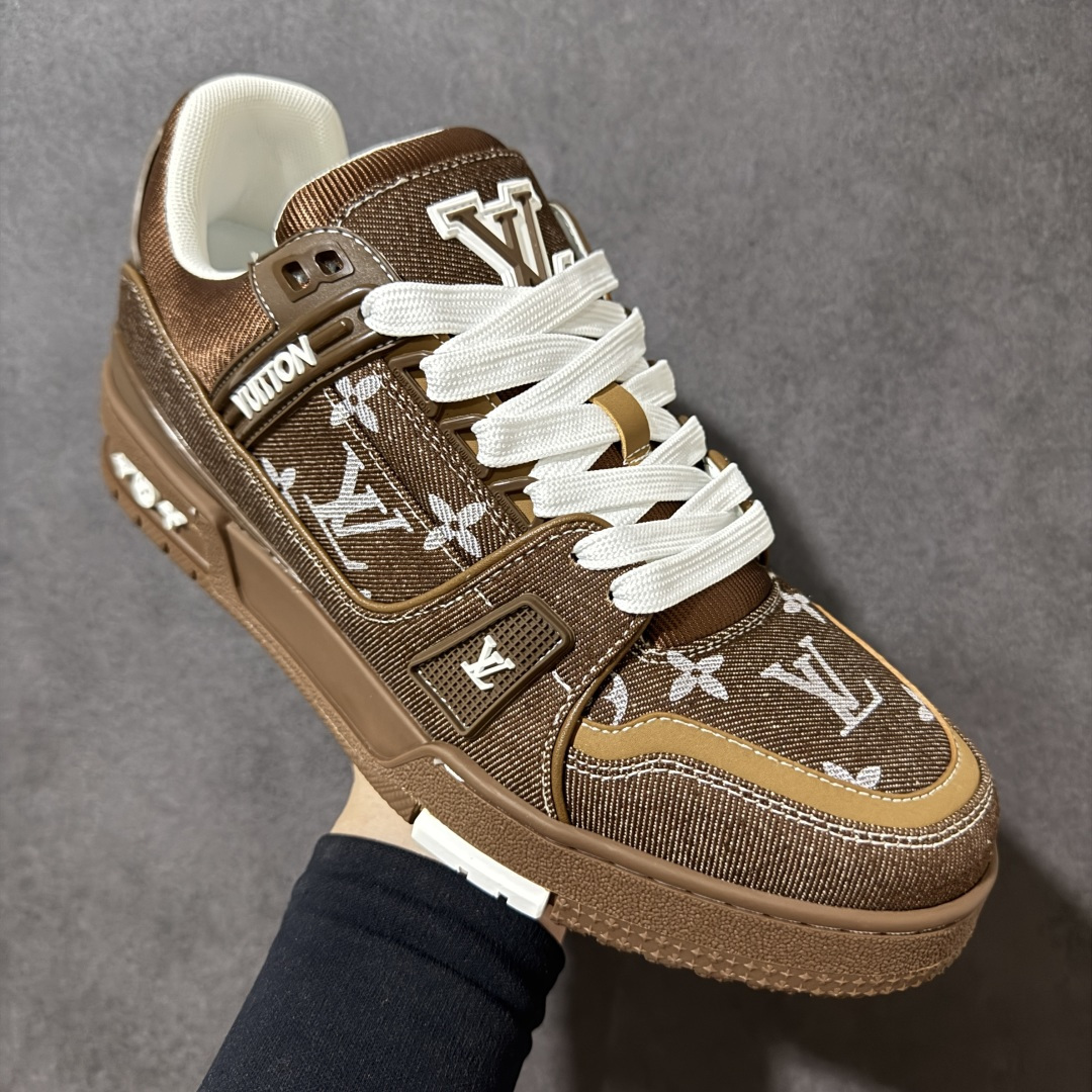图片[3]-【性价比礼盒版】Louis Vuitton LV Trainer系列高奢运动鞋潮人必备单品 同步ZP官网空胶工艺 挂饰均镶嵌NFC芯片感应装置 正确胶片断点式设计 中底正确还原原版油印字母比例 1：1原楦格板、楦头、刀磨全新升级！ 独家订制顶级压纹麂皮 原版开模TPU大底 质感原版一致 垫脚聚米微料加透气英伦网布 细节完美呈现！ 尺码：35-47-选品中心