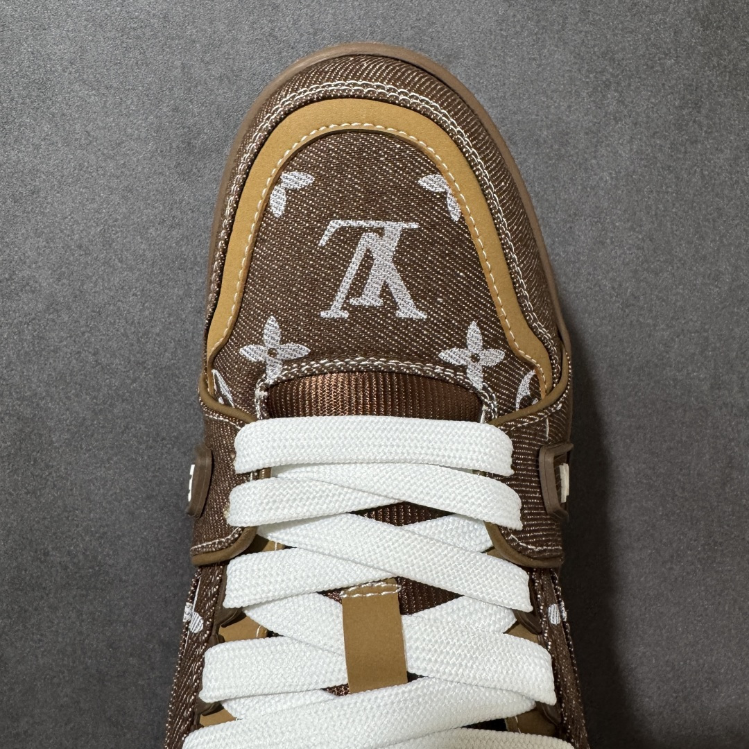 图片[8]-【性价比礼盒版】Louis Vuitton LV Trainer系列高奢运动鞋潮人必备单品 同步ZP官网空胶工艺 挂饰均镶嵌NFC芯片感应装置 正确胶片断点式设计 中底正确还原原版油印字母比例 1：1原楦格板、楦头、刀磨全新升级！ 独家订制顶级压纹麂皮 原版开模TPU大底 质感原版一致 垫脚聚米微料加透气英伦网布 细节完美呈现！ 尺码：35-47-选品中心
