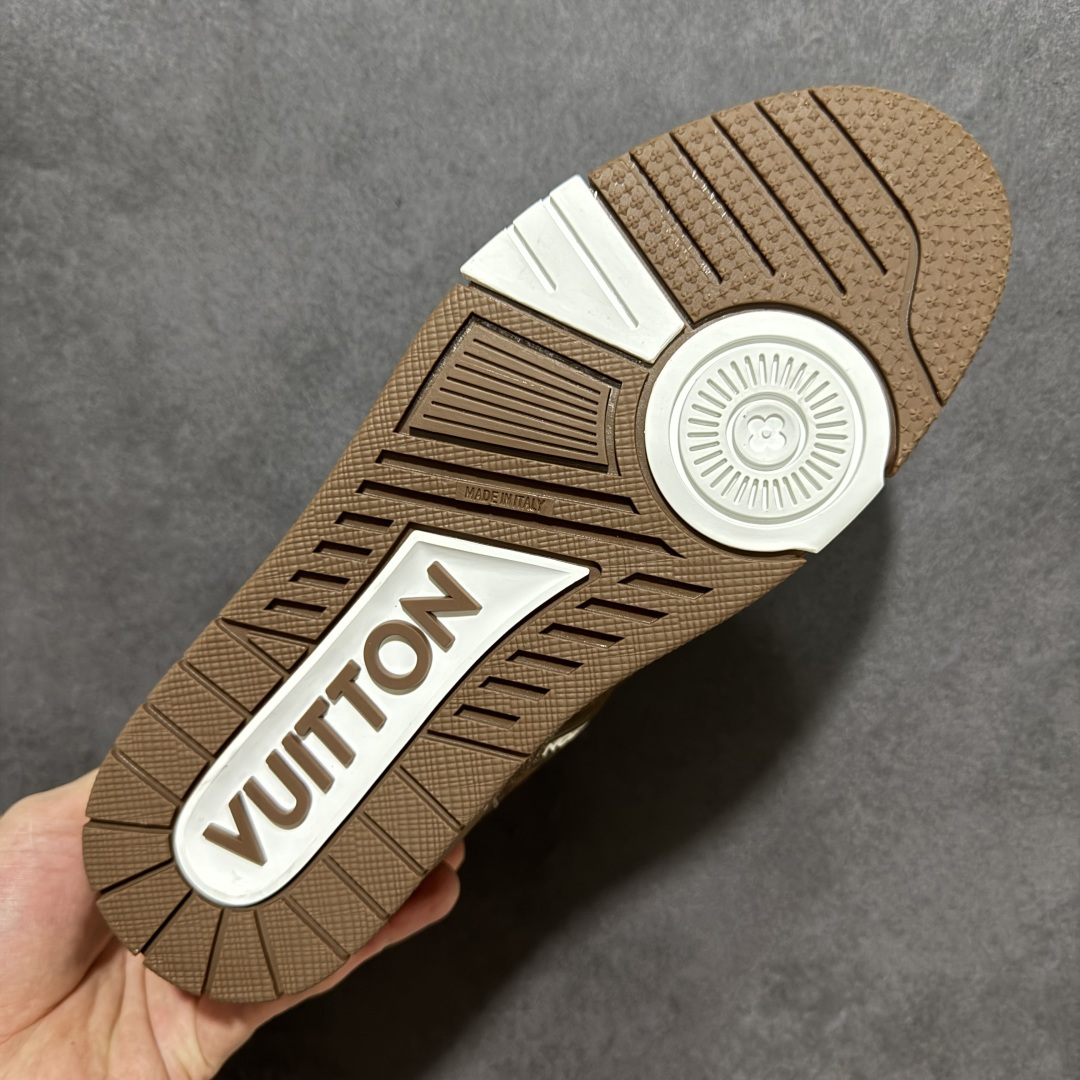 图片[9]-【性价比礼盒版】Louis Vuitton LV Trainer系列高奢运动鞋潮人必备单品 同步ZP官网空胶工艺 挂饰均镶嵌NFC芯片感应装置 正确胶片断点式设计 中底正确还原原版油印字母比例 1：1原楦格板、楦头、刀磨全新升级！ 独家订制顶级压纹麂皮 原版开模TPU大底 质感原版一致 垫脚聚米微料加透气英伦网布 细节完美呈现！ 尺码：35-47-选品中心