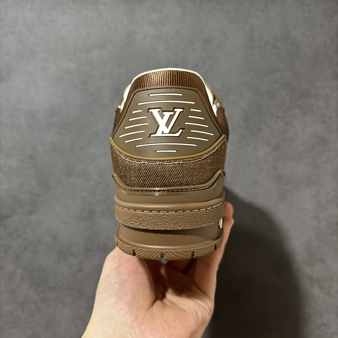 图片[4]-【性价比礼盒版】Louis Vuitton LV Trainer系列高奢运动鞋潮人必备单品 同步ZP官网空胶工艺 挂饰均镶嵌NFC芯片感应装置 正确胶片断点式设计 中底正确还原原版油印字母比例 1：1原楦格板、楦头、刀磨全新升级！ 独家订制顶级压纹麂皮 原版开模TPU大底 质感原版一致 垫脚聚米微料加透气英伦网布 细节完美呈现！ 尺码：35-47-选品中心