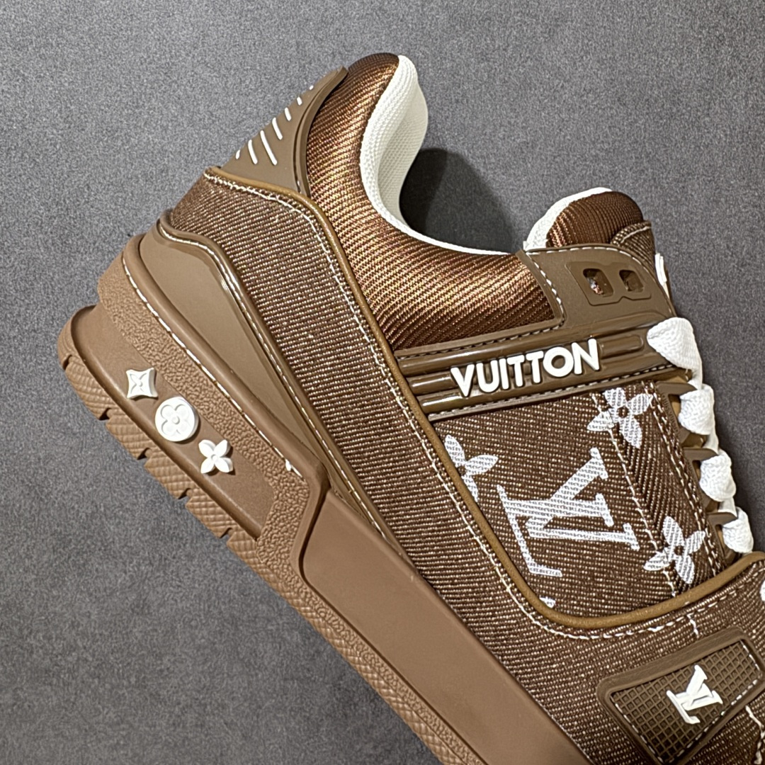 图片[6]-【性价比礼盒版】Louis Vuitton LV Trainer系列高奢运动鞋潮人必备单品 同步ZP官网空胶工艺 挂饰均镶嵌NFC芯片感应装置 正确胶片断点式设计 中底正确还原原版油印字母比例 1：1原楦格板、楦头、刀磨全新升级！ 独家订制顶级压纹麂皮 原版开模TPU大底 质感原版一致 垫脚聚米微料加透气英伦网布 细节完美呈现！ 尺码：35-47-选品中心