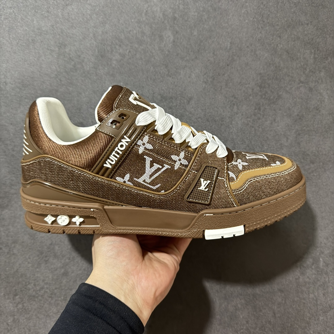 【性价比礼盒版】Louis Vuitton LV Trainer系列高奢运动鞋潮人必备单品 同步ZP官网空胶工艺 挂饰均镶嵌NFC芯片感应装置 正确胶片断点式设计 中底正确还原原版油印字母比例 1：1原楦格板、楦头、刀磨全新升级！ 独家订制顶级压纹麂皮 原版开模TPU大底 质感原版一致 垫脚聚米微料加透气英伦网布 细节完美呈现！ 尺码：35-47-选品中心