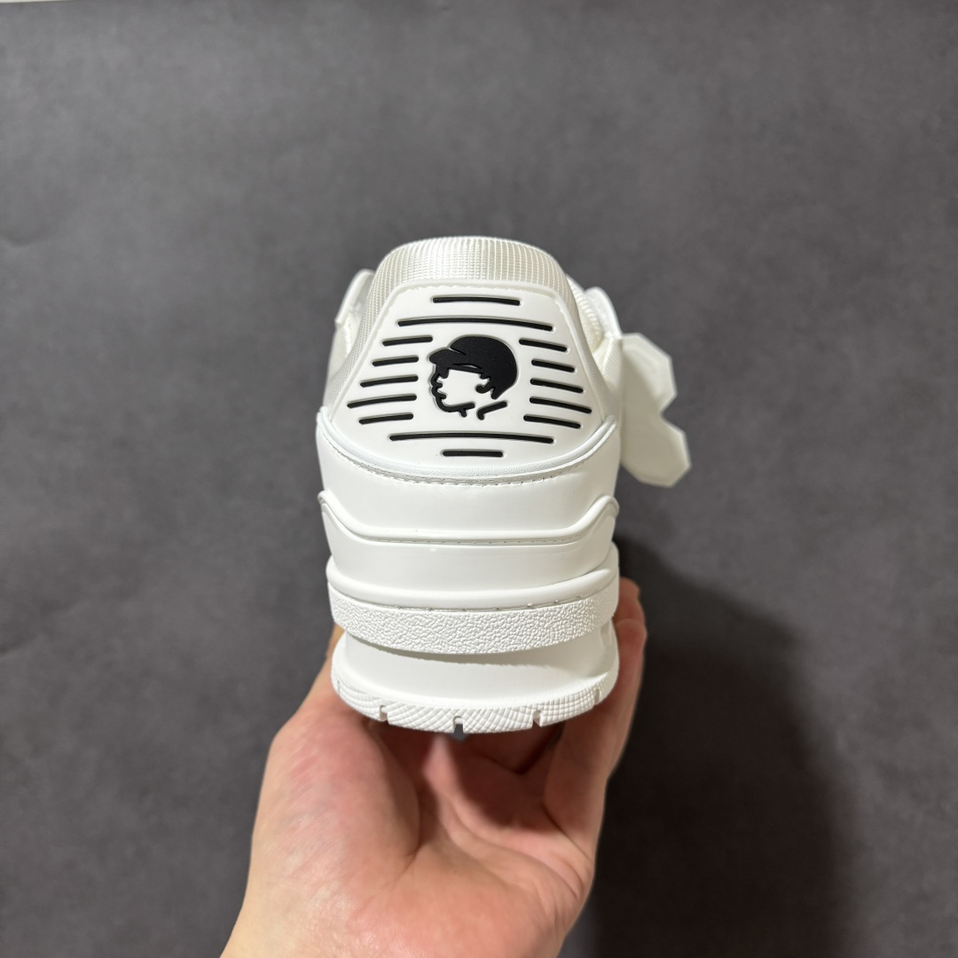 图片[4]-【性价比礼盒版】Louis Vuitton LV Trainer系列高奢运动鞋潮人必备单品 同步ZP官网空胶工艺 挂饰均镶嵌NFC芯片感应装置 正确胶片断点式设计 中底正确还原原版油印字母比例 1：1原楦格板、楦头、刀磨全新升级！ 独家订制顶级压纹麂皮 原版开模TPU大底 质感原版一致 垫脚聚米微料加透气英伦网布 细节完美呈现！ 尺码：35-47-选品中心
