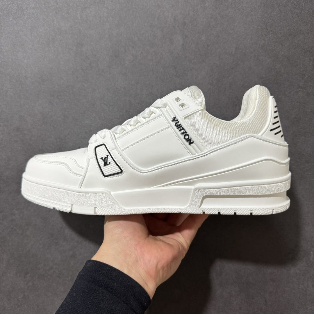 图片[2]-【性价比礼盒版】Louis Vuitton LV Trainer系列高奢运动鞋潮人必备单品 同步ZP官网空胶工艺 挂饰均镶嵌NFC芯片感应装置 正确胶片断点式设计 中底正确还原原版油印字母比例 1：1原楦格板、楦头、刀磨全新升级！ 独家订制顶级压纹麂皮 原版开模TPU大底 质感原版一致 垫脚聚米微料加透气英伦网布 细节完美呈现！ 尺码：35-47-选品中心