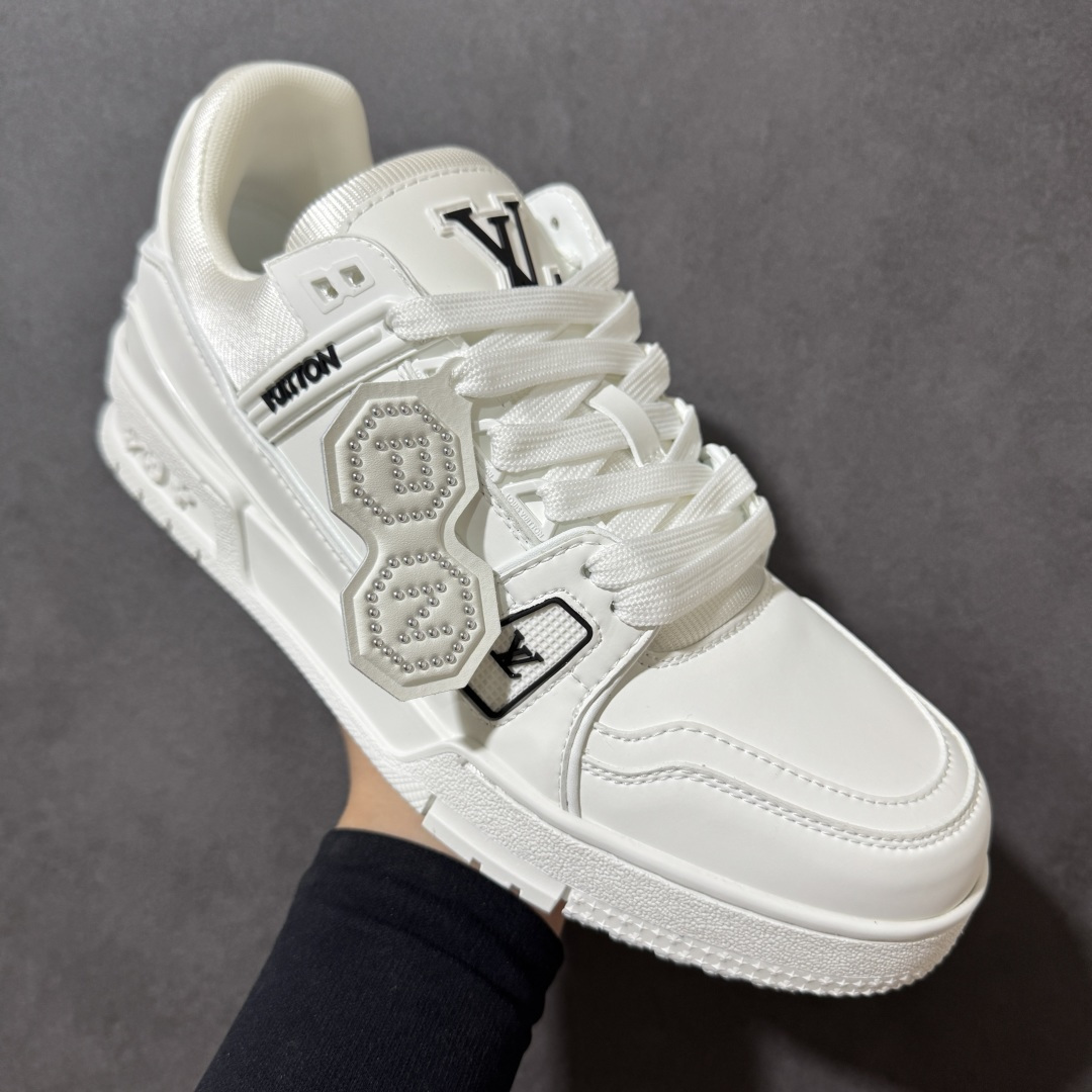 图片[3]-【性价比礼盒版】Louis Vuitton LV Trainer系列高奢运动鞋潮人必备单品 同步ZP官网空胶工艺 挂饰均镶嵌NFC芯片感应装置 正确胶片断点式设计 中底正确还原原版油印字母比例 1：1原楦格板、楦头、刀磨全新升级！ 独家订制顶级压纹麂皮 原版开模TPU大底 质感原版一致 垫脚聚米微料加透气英伦网布 细节完美呈现！ 尺码：35-47-选品中心