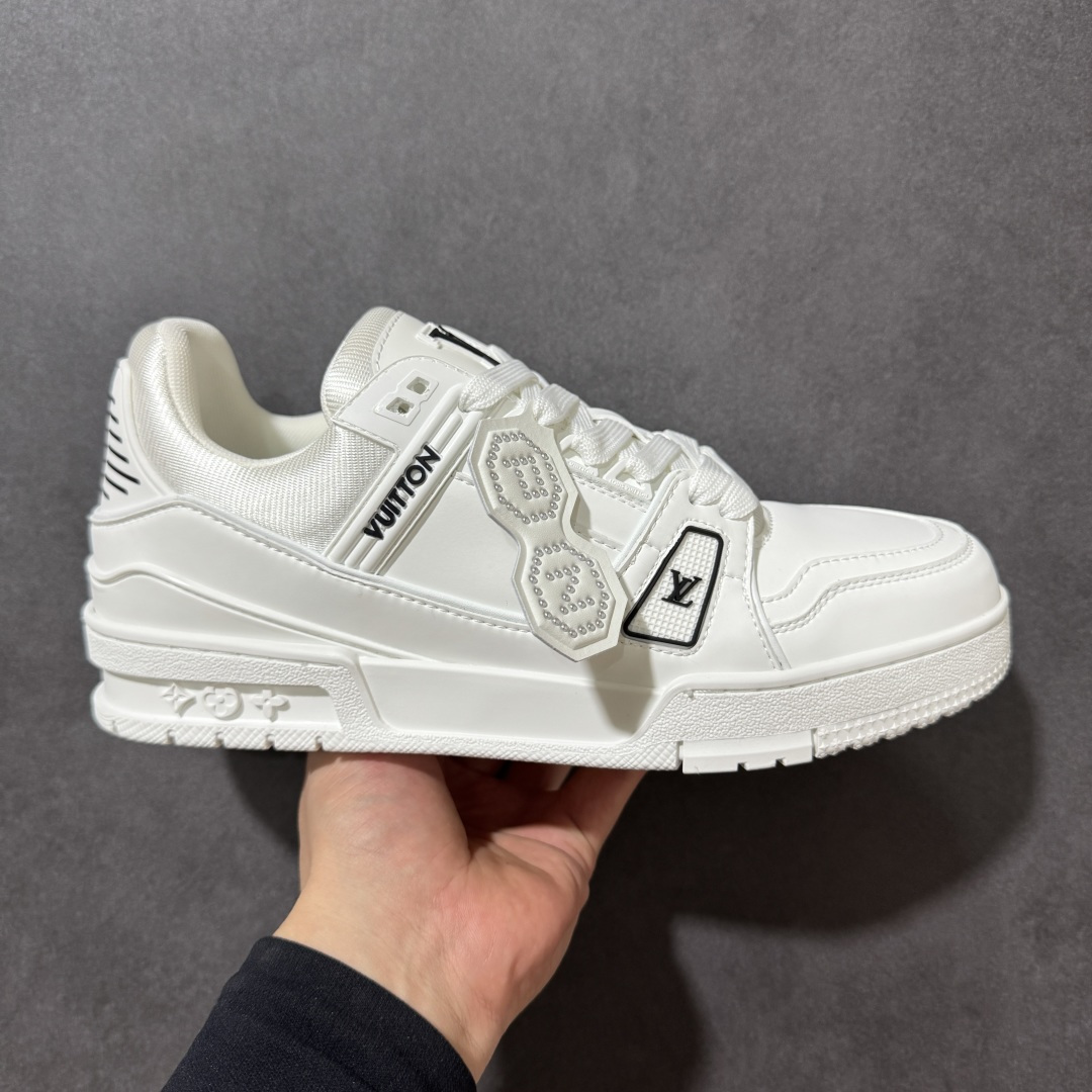 【性价比礼盒版】Louis Vuitton LV Trainer系列高奢运动鞋潮人必备单品 同步ZP官网空胶工艺 挂饰均镶嵌NFC芯片感应装置 正确胶片断点式设计 中底正确还原原版油印字母比例 1：1原楦格板、楦头、刀磨全新升级！ 独家订制顶级压纹麂皮 原版开模TPU大底 质感原版一致 垫脚聚米微料加透气英伦网布 细节完美呈现！ 尺码：35-47-选品中心