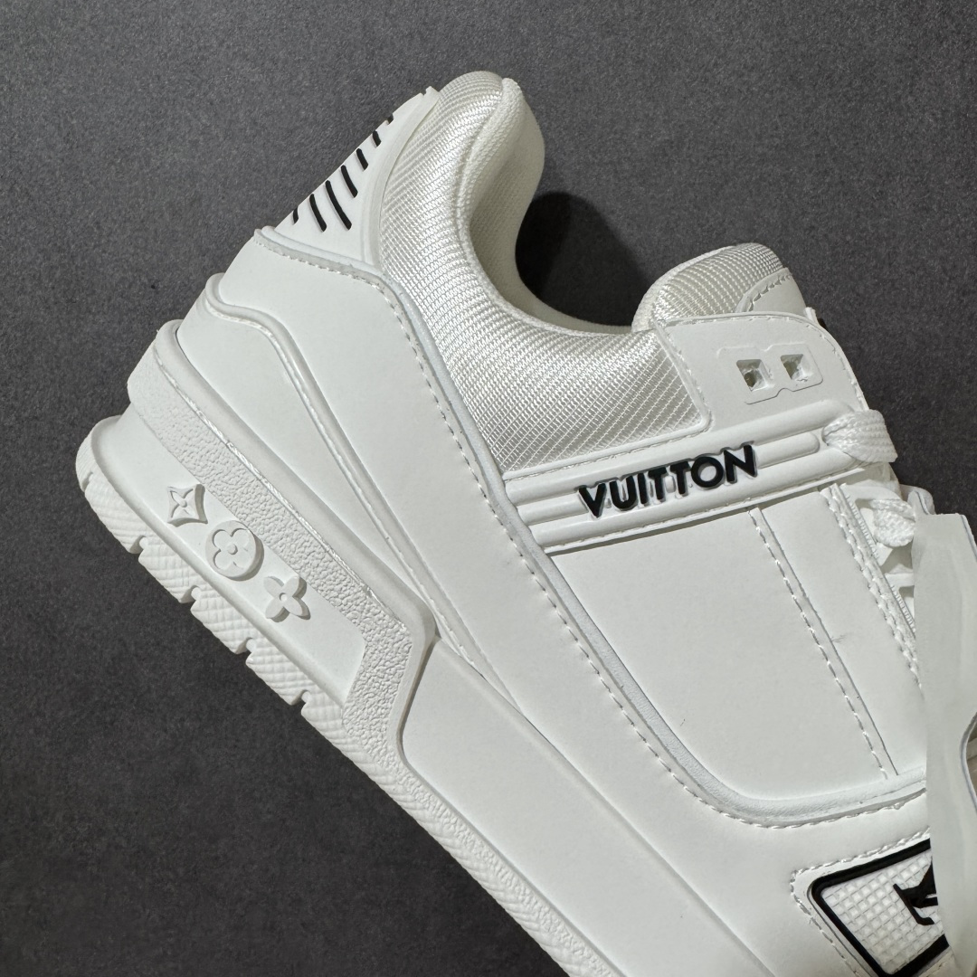 图片[6]-【性价比礼盒版】Louis Vuitton LV Trainer系列高奢运动鞋潮人必备单品 同步ZP官网空胶工艺 挂饰均镶嵌NFC芯片感应装置 正确胶片断点式设计 中底正确还原原版油印字母比例 1：1原楦格板、楦头、刀磨全新升级！ 独家订制顶级压纹麂皮 原版开模TPU大底 质感原版一致 垫脚聚米微料加透气英伦网布 细节完美呈现！ 尺码：35-47-选品中心