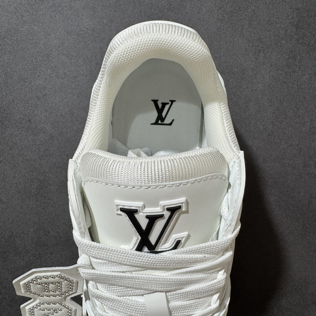 图片[7]-【性价比礼盒版】Louis Vuitton LV Trainer系列高奢运动鞋潮人必备单品 同步ZP官网空胶工艺 挂饰均镶嵌NFC芯片感应装置 正确胶片断点式设计 中底正确还原原版油印字母比例 1：1原楦格板、楦头、刀磨全新升级！ 独家订制顶级压纹麂皮 原版开模TPU大底 质感原版一致 垫脚聚米微料加透气英伦网布 细节完美呈现！ 尺码：35-47-选品中心