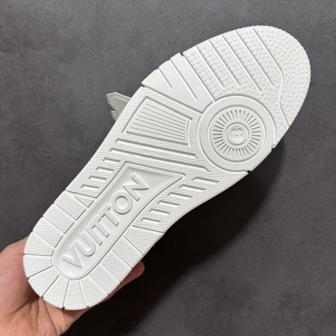 图片[9]-【性价比礼盒版】Louis Vuitton LV Trainer系列高奢运动鞋潮人必备单品 同步ZP官网空胶工艺 挂饰均镶嵌NFC芯片感应装置 正确胶片断点式设计 中底正确还原原版油印字母比例 1：1原楦格板、楦头、刀磨全新升级！ 独家订制顶级压纹麂皮 原版开模TPU大底 质感原版一致 垫脚聚米微料加透气英伦网布 细节完美呈现！ 尺码：35-47-选品中心