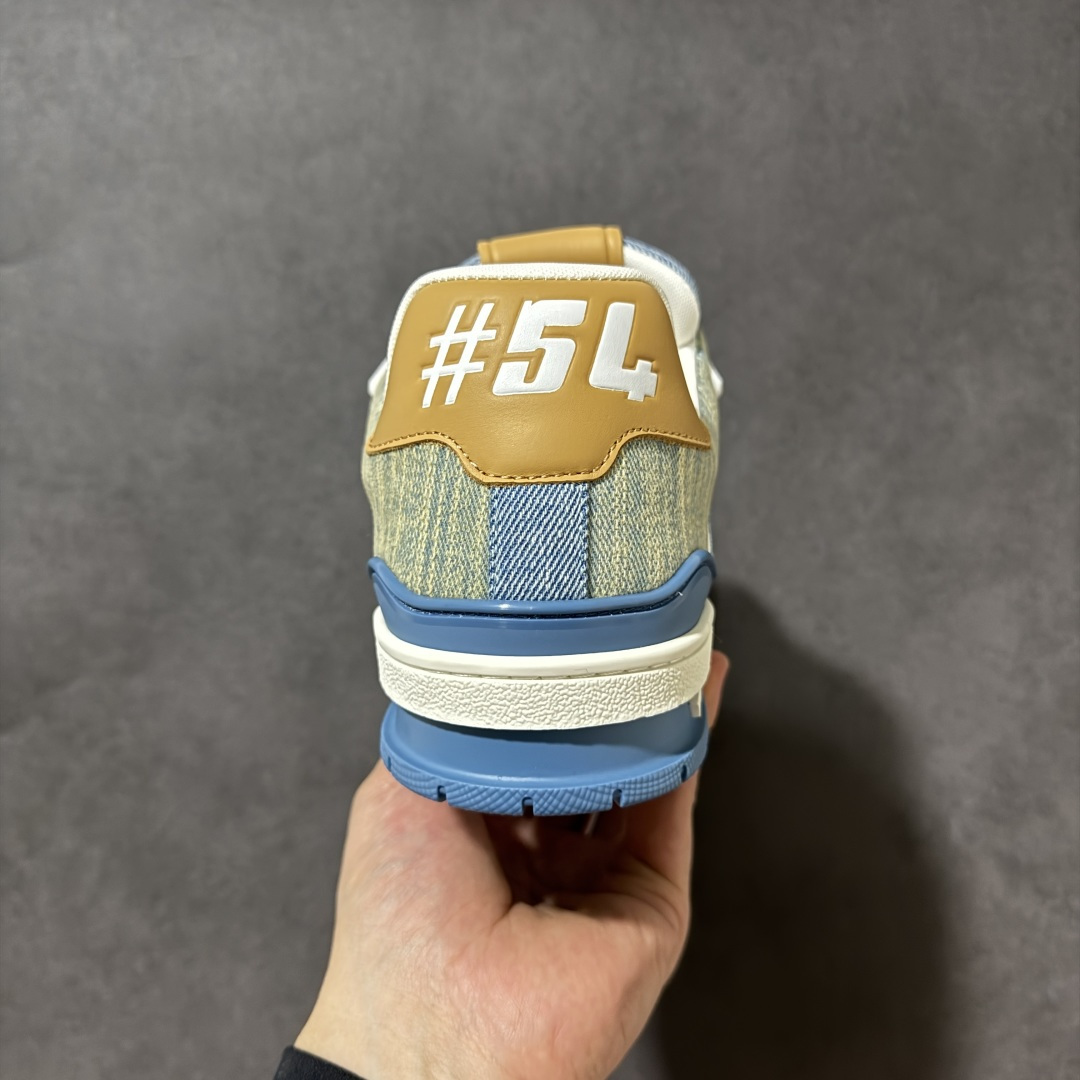 图片[4]-【性价比礼盒版】Louis Vuitton LV Trainer系列高奢运动鞋潮人必备单品 同步ZP官网空胶工艺 挂饰均镶嵌NFC芯片感应装置 正确胶片断点式设计 中底正确还原原版油印字母比例 1：1原楦格板、楦头、刀磨全新升级！ 独家订制顶级压纹麂皮 原版开模TPU大底 质感原版一致 垫脚聚米微料加透气英伦网布 细节完美呈现！ 尺码：35-47-选品中心