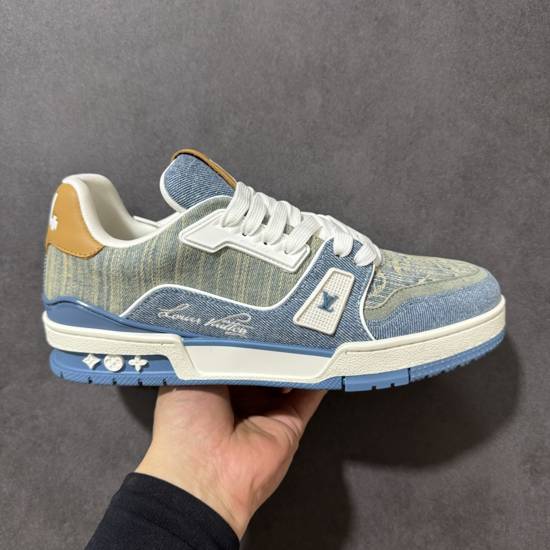 【性价比礼盒版】Louis Vuitton LV Trainer系列高奢运动鞋潮人必备单品 同步ZP官网空胶工艺 挂饰均镶嵌NFC芯片感应装置 正确胶片断点式设计 中底正确还原原版油印字母比例 1：1原楦格板、楦头、刀磨全新升级！ 独家订制顶级压纹麂皮 原版开模TPU大底 质感原版一致 垫脚聚米微料加透气英伦网布 细节完美呈现！ 尺码：35-47-选品中心