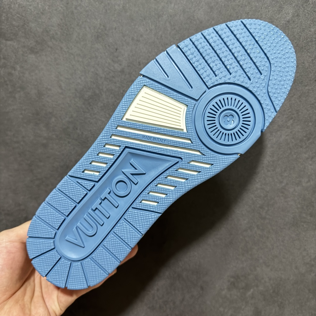 图片[9]-【性价比礼盒版】Louis Vuitton LV Trainer系列高奢运动鞋潮人必备单品 同步ZP官网空胶工艺 挂饰均镶嵌NFC芯片感应装置 正确胶片断点式设计 中底正确还原原版油印字母比例 1：1原楦格板、楦头、刀磨全新升级！ 独家订制顶级压纹麂皮 原版开模TPU大底 质感原版一致 垫脚聚米微料加透气英伦网布 细节完美呈现！ 尺码：35-47-选品中心