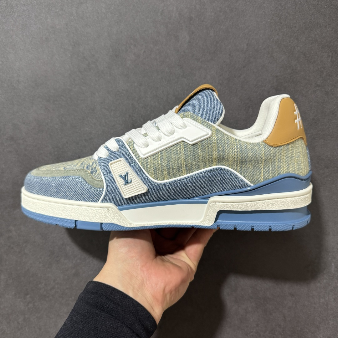 图片[2]-【性价比礼盒版】Louis Vuitton LV Trainer系列高奢运动鞋潮人必备单品 同步ZP官网空胶工艺 挂饰均镶嵌NFC芯片感应装置 正确胶片断点式设计 中底正确还原原版油印字母比例 1：1原楦格板、楦头、刀磨全新升级！ 独家订制顶级压纹麂皮 原版开模TPU大底 质感原版一致 垫脚聚米微料加透气英伦网布 细节完美呈现！ 尺码：35-47-选品中心